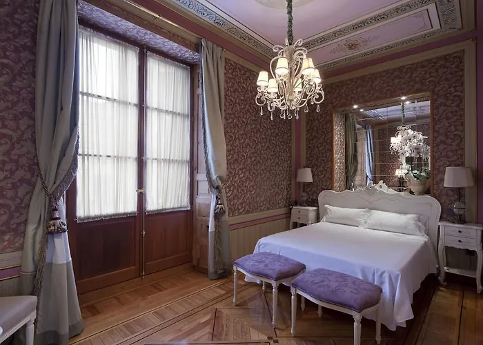 Отель Real Cinco Linajes 4*